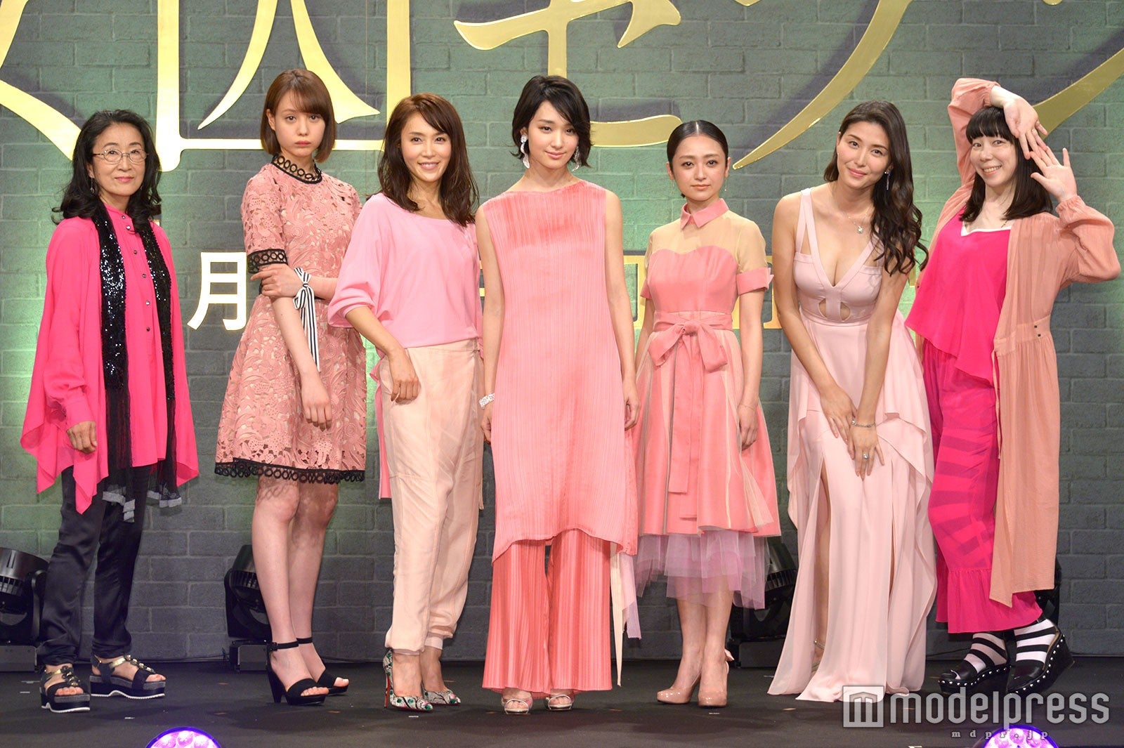 （左から）木野花、トリンドル玲奈、山口紗弥加、剛力彩芽、安達祐実、橋本マナミ、平岩紙、（C）モデルプレス