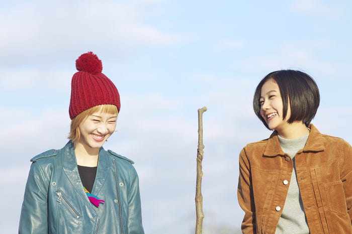 松井玲奈、清水富美加(C)山本幸久/集英社・「笑う招き猫」製作委員会