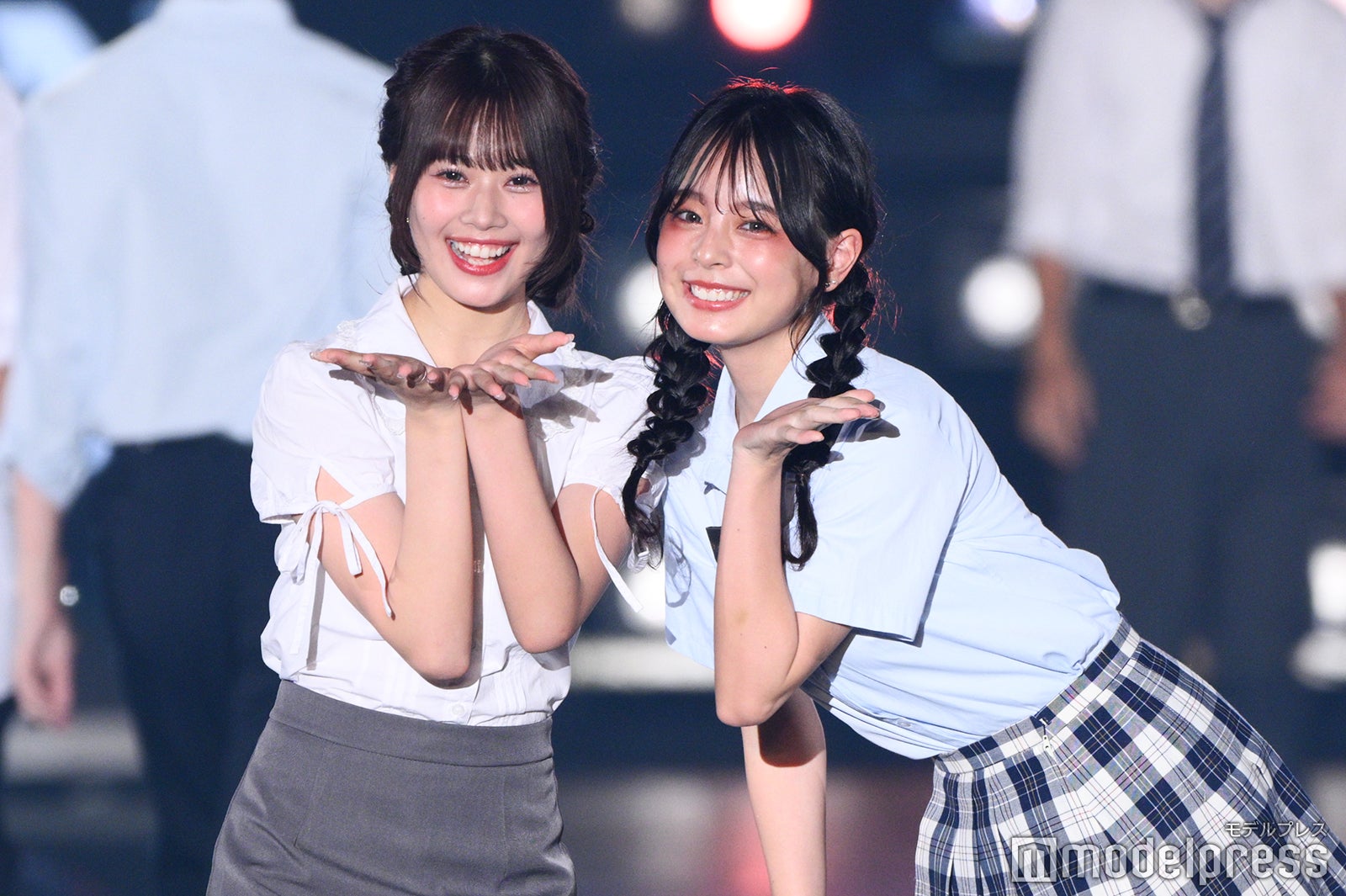 「今日好き」瀬川陽菜乃＆小國舞羽、投げキッス＆頬密着ポーズ披露で息ぴったり【関コレ2025A/W】