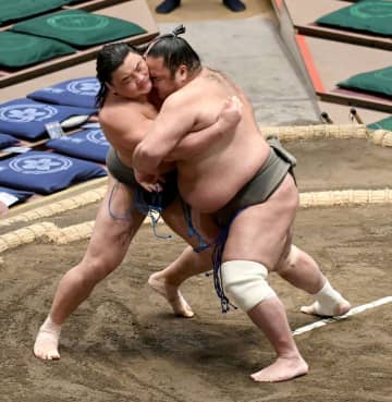 モンゴル出身学生横綱が白星デビュー、和歌ノ富士「富士山のように上を目指す」