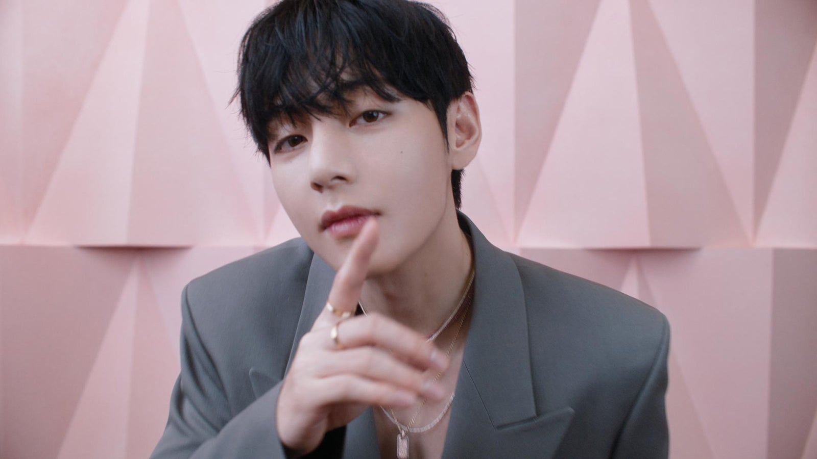 V 新CM「君の肌に」篇（提供写真）