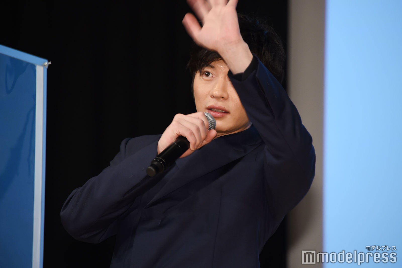 配信カメラに手を振る田中圭（C）モデルプレス