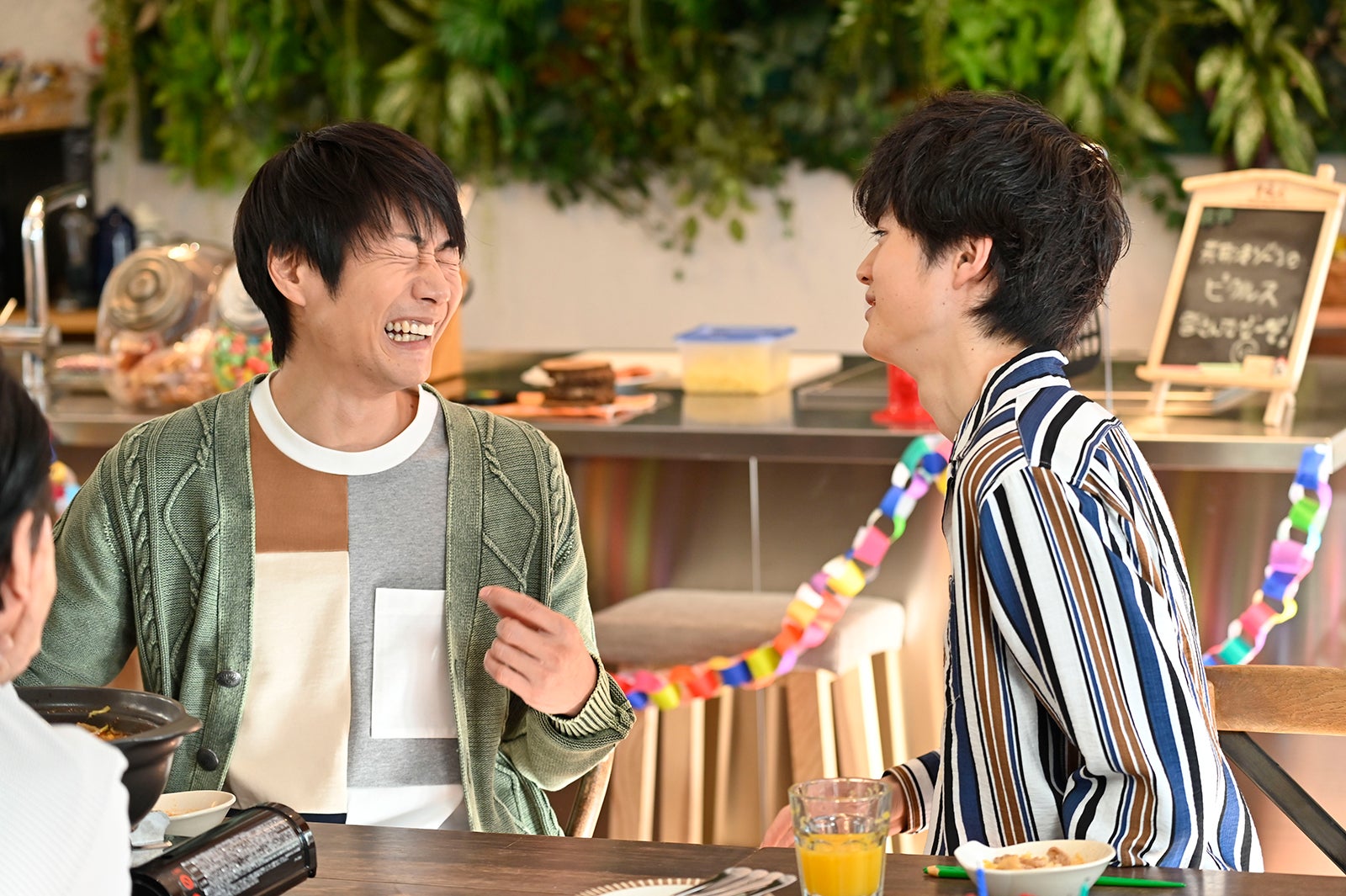 戸次重幸、鈴鹿央士／「おっさんずラブ-in the sky-」第4話より（C）テレビ朝日