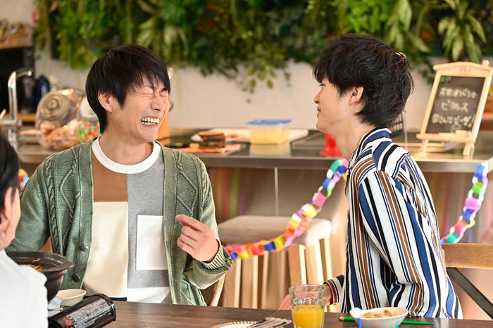 戸次重幸、鈴鹿央士/「おっさんずラブ-in the sky-」第4話より(C)テレビ朝日