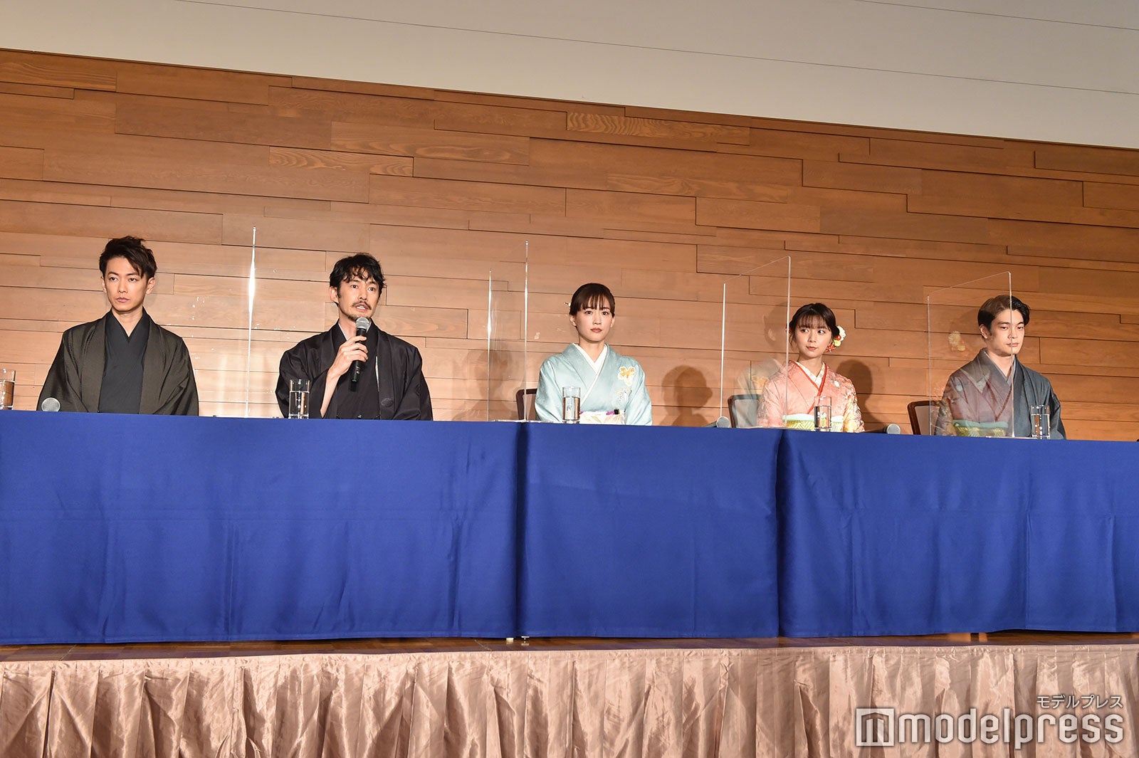 佐藤健、竹野内豊、綾瀬はるか、上白石萌歌、井之脇海 （C）モデルプレス