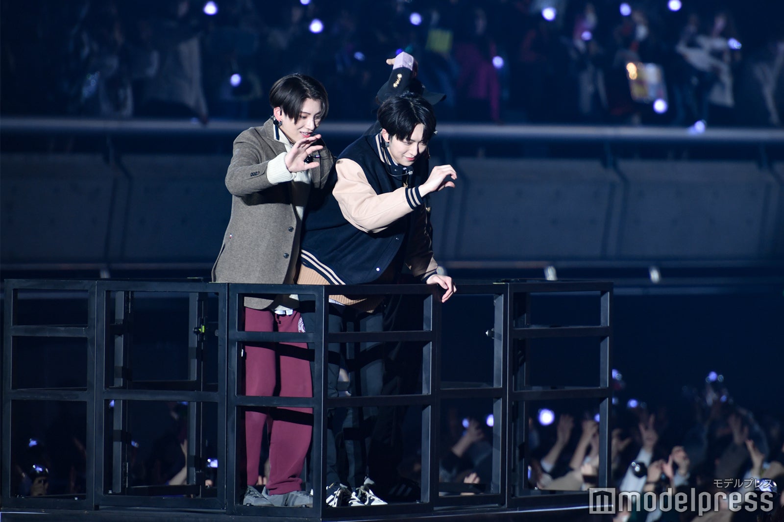 2人でくっついてファンサービスをするYUMA、FUMA（C）モデルプレス