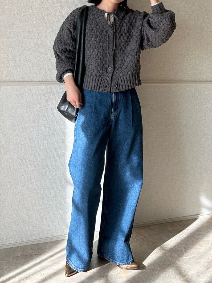 GUデニムタックトラウザーと短丈カーディガンコーデ