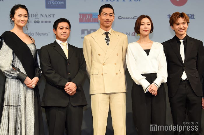 (左から)冨永愛、加藤英明氏、EXILE AKIRA、木村佳乃、佐藤大樹(C)モデルプレス