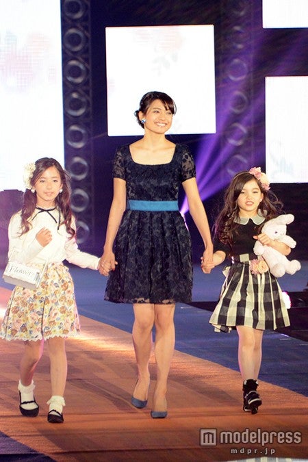 乙葉、キッズモデルとキュートな手つなぎランウェイ “母の顔”見せる＜JuniAward 2015 A／W＞