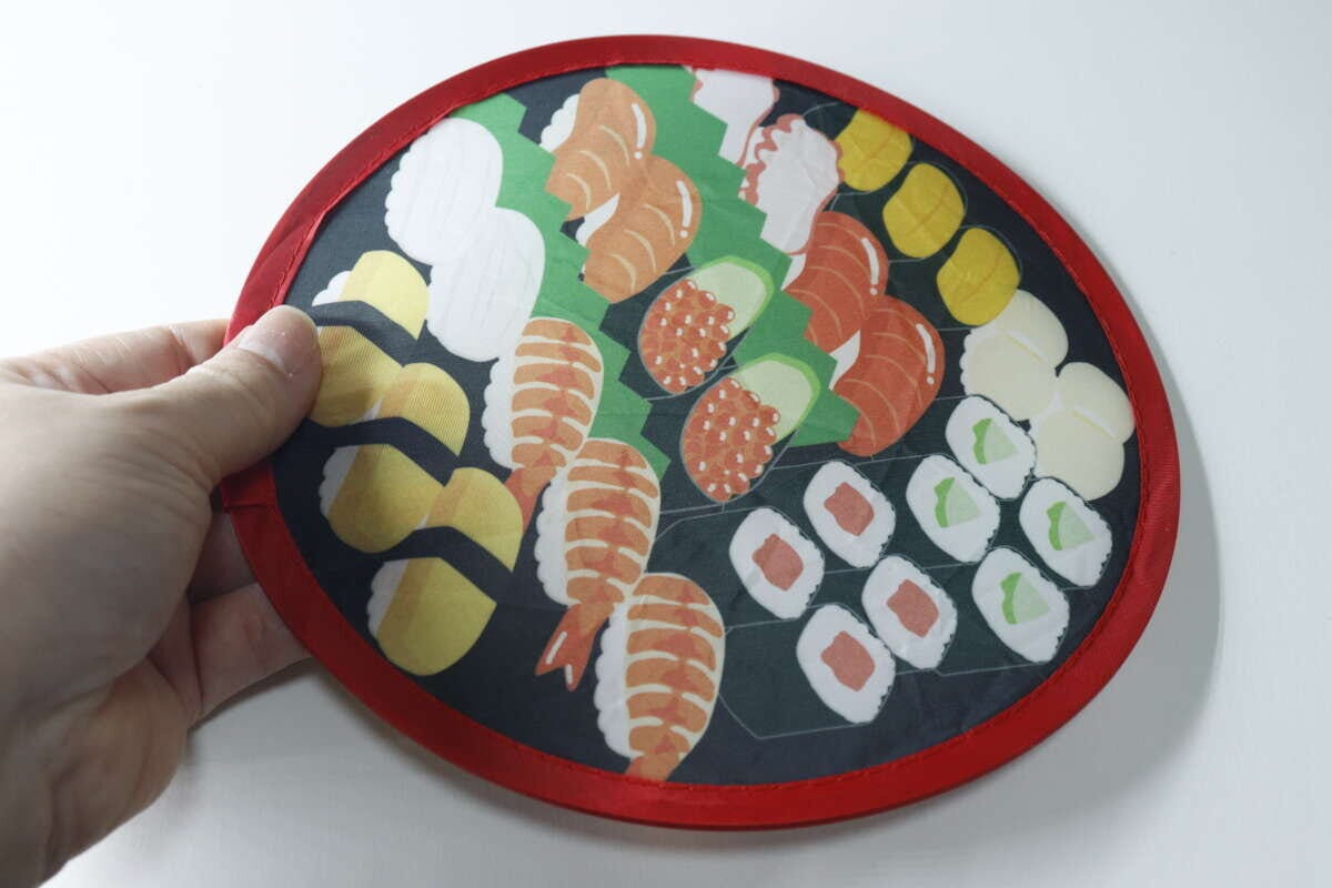 ダイソーの折りたたみうちわの寿司桶柄のうちわ