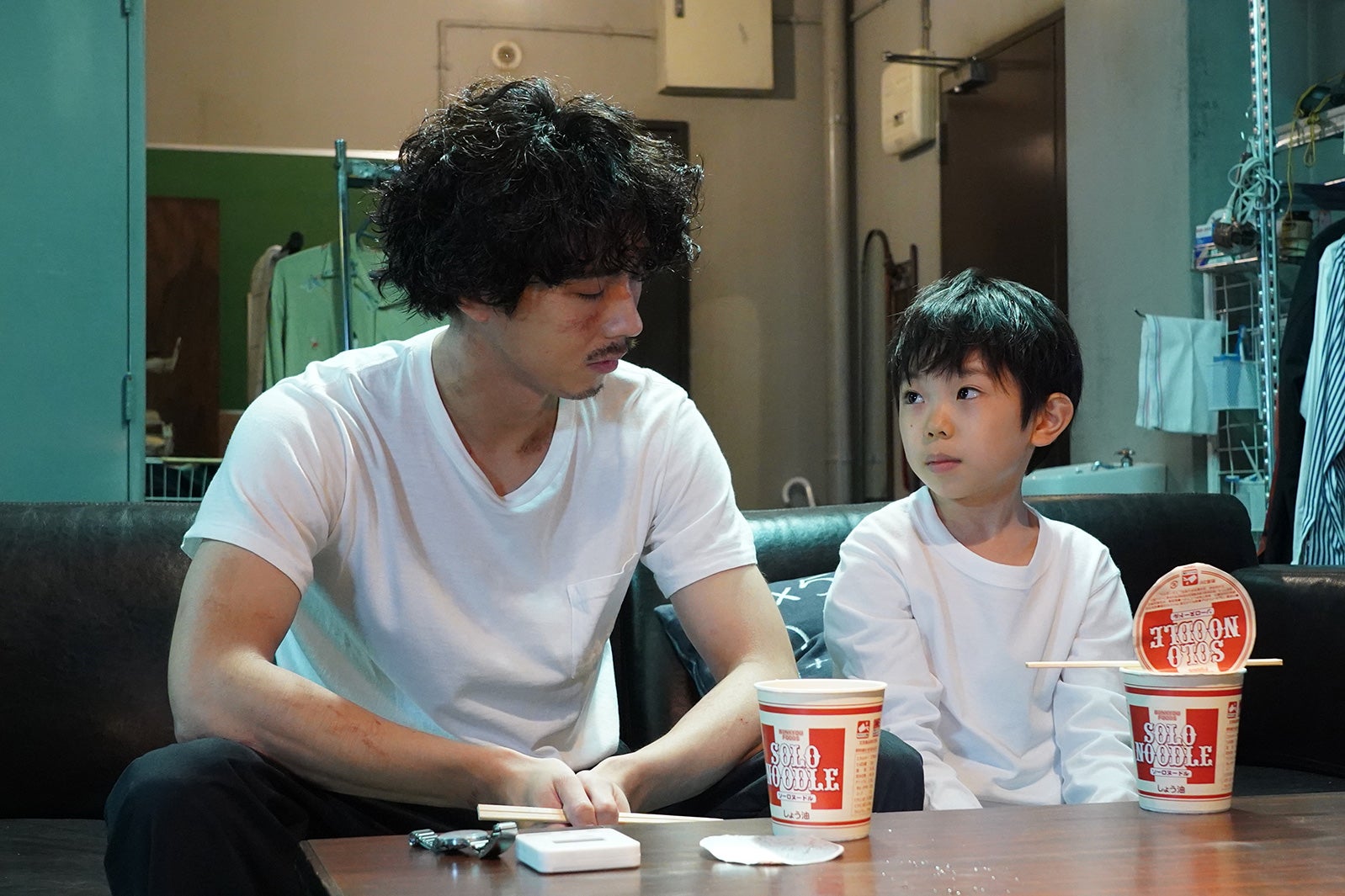 賀来賢人、田野井健（C）日本テレビ