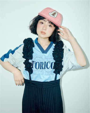 「本当に44歳？」安達祐実、猫キャップ×サロペット姿に「永遠にかわいい」の声