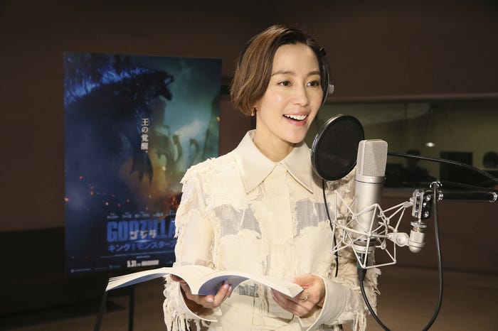 木村佳乃のアフレコの様子(C)2019 Legendary and Warner Bros. Pictures. All Rights Reserved.