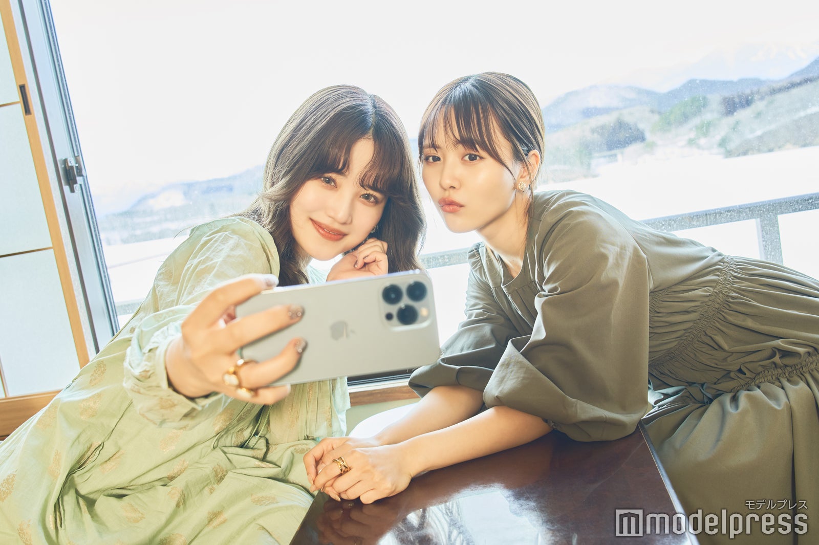 自撮りをする2人（C）モデルプレス