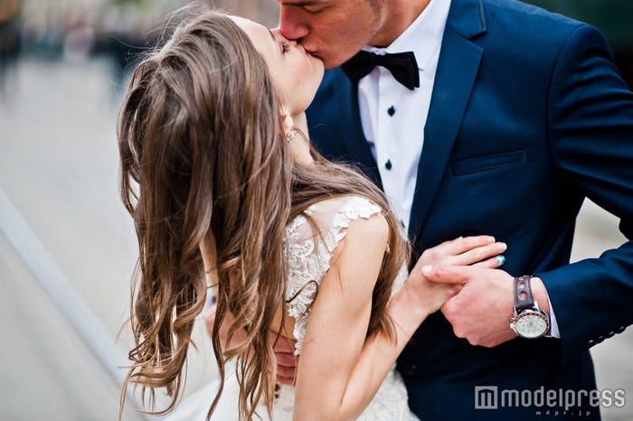普段はやらないようなキスに彼もドキっとしちゃう(photo by AS Photo Project/Fotolia)
