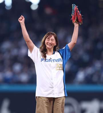 「なんか歳を重ねるごとに綺麗に」 地元凱旋の41歳始球式にSNS「顔が小さ過ぎてビックリ」「めちゃくちゃ可愛かった」