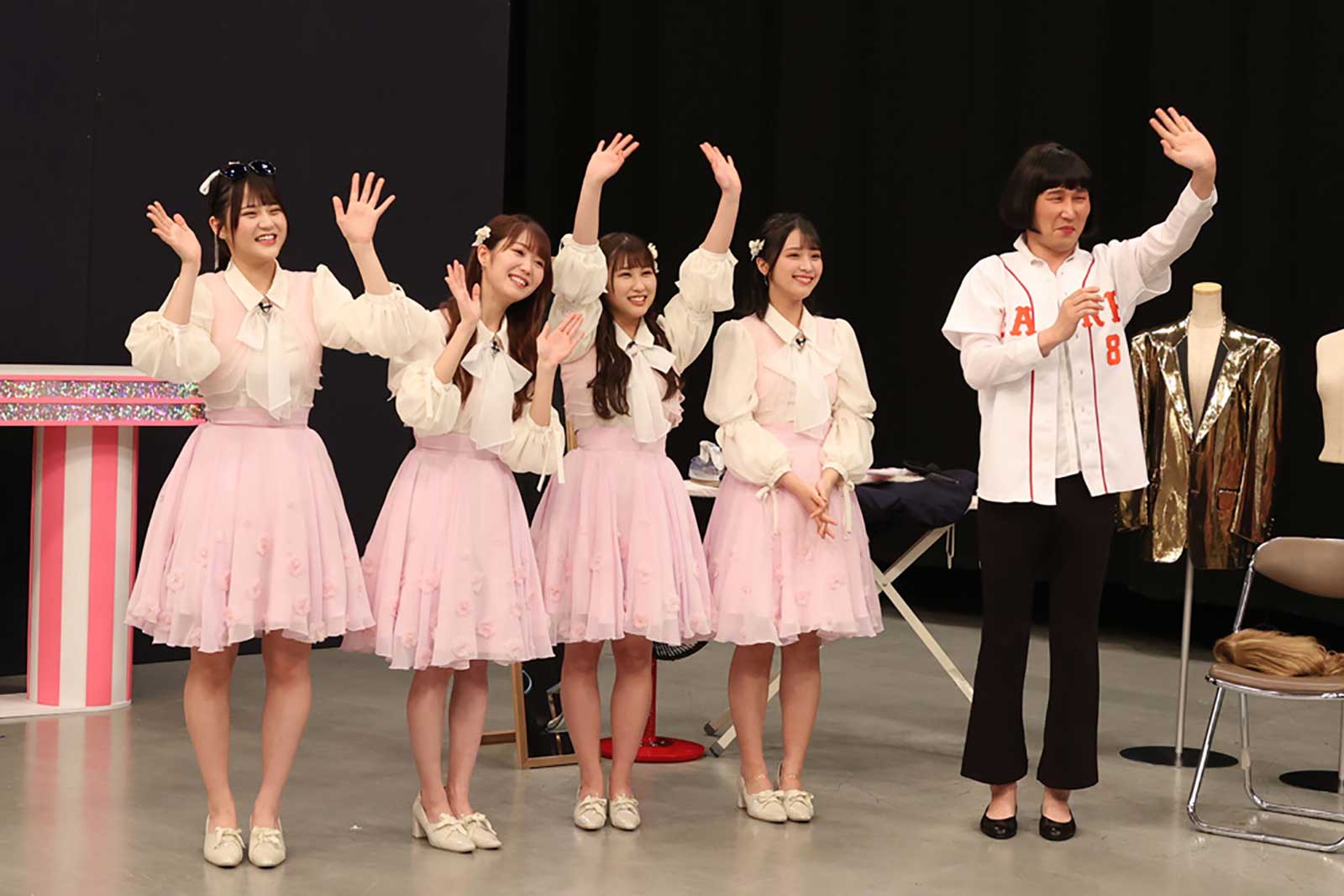 （左から）高松瞳、大谷映美里、山本杏奈、佐々木舞香、じろう （C）フジテレビ