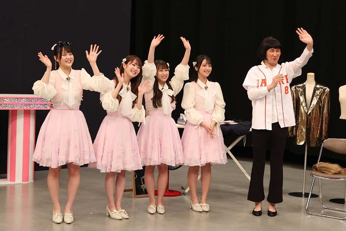 (左から)高松瞳、大谷映美里、山本杏奈、佐々木舞香、じろう (C)フジテレビ