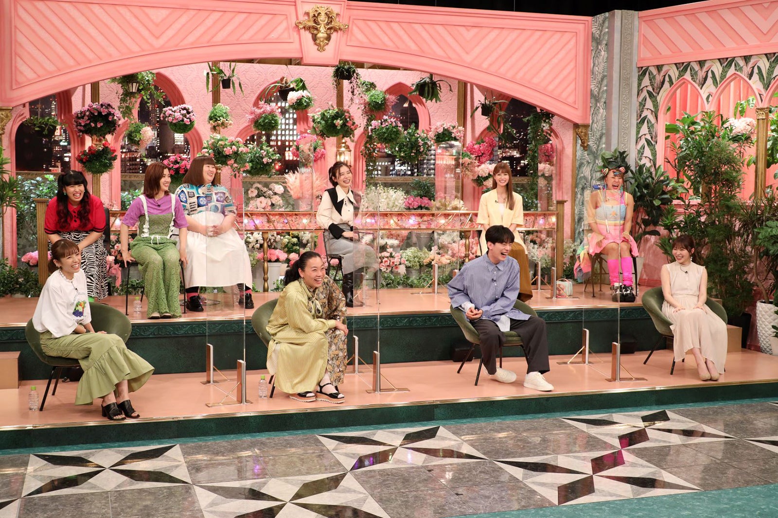 （前列左から）若槻千夏、いとうあさこ、DJ松永、指原莉乃（後列左から）3時のヒロイン、朝日奈央、生見愛瑠、フワちゃん（C）フジテレビ