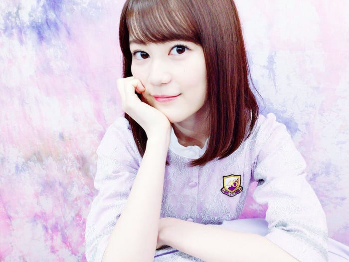 乃木坂46白石麻衣が机になる…生田絵梨花の“ほおづえポーズ”に反響(提供写真)