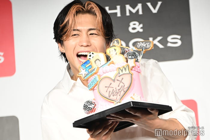 ケーキをかじりかける瀬口黎弥(C)モデルプレス