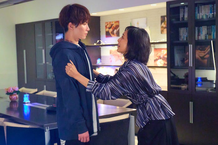 渡辺翔太、木村多江「青島くんはいじわる」第8話より(C)テレビ朝日