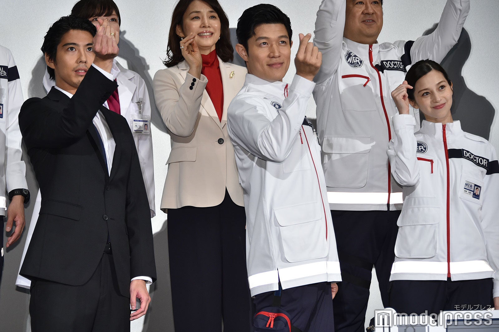 賀来賢人、鈴木亮平。中条あやみ（C）モデルプレス