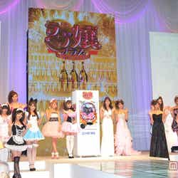 パチンコの新機種「CR ラブ嬢プラス~今夜も、ご延長の方はいかがなさいますか?~」発表会の模様