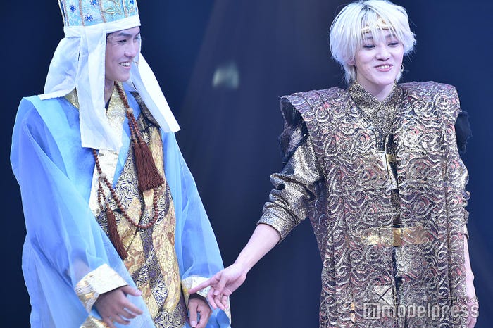 主演への悔しさを滲ませた豊田陸人にツッコむ元木湧/「SEVENー西遊記7つの戦いー」カーテンコールより(C)モデルプレス