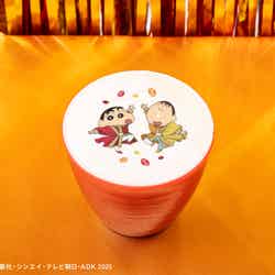 クセになりそ~?オトナのチャイ 税込990円(C)臼井儀人/双葉社・シンエイ・テレビ朝日・ADK 2025