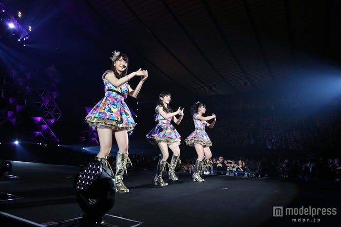 AKB48(左から)柏木由紀、渡辺麻友、小嶋真子