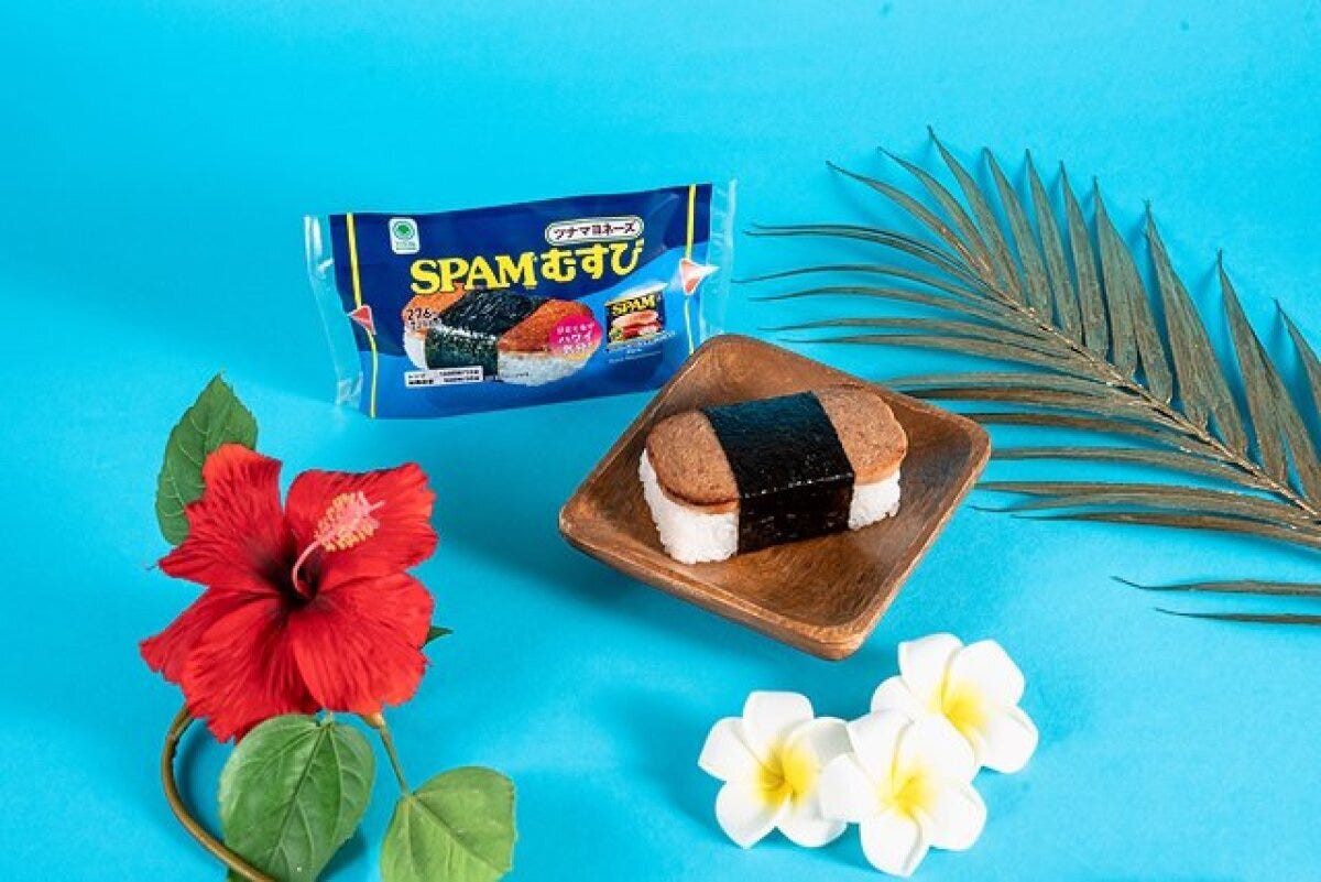 SPAMむすびのパッケージと皿に盛られたSPAMむすび、ハイビスカス SPAMむすびのパッケージと皿に盛られたSPAMむすび、ハイビスカス
