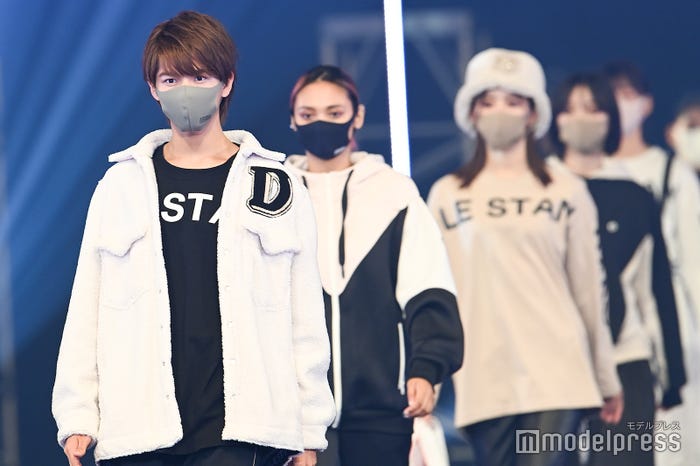 マスク姿で登場したモデルたち(C)モデルプレス