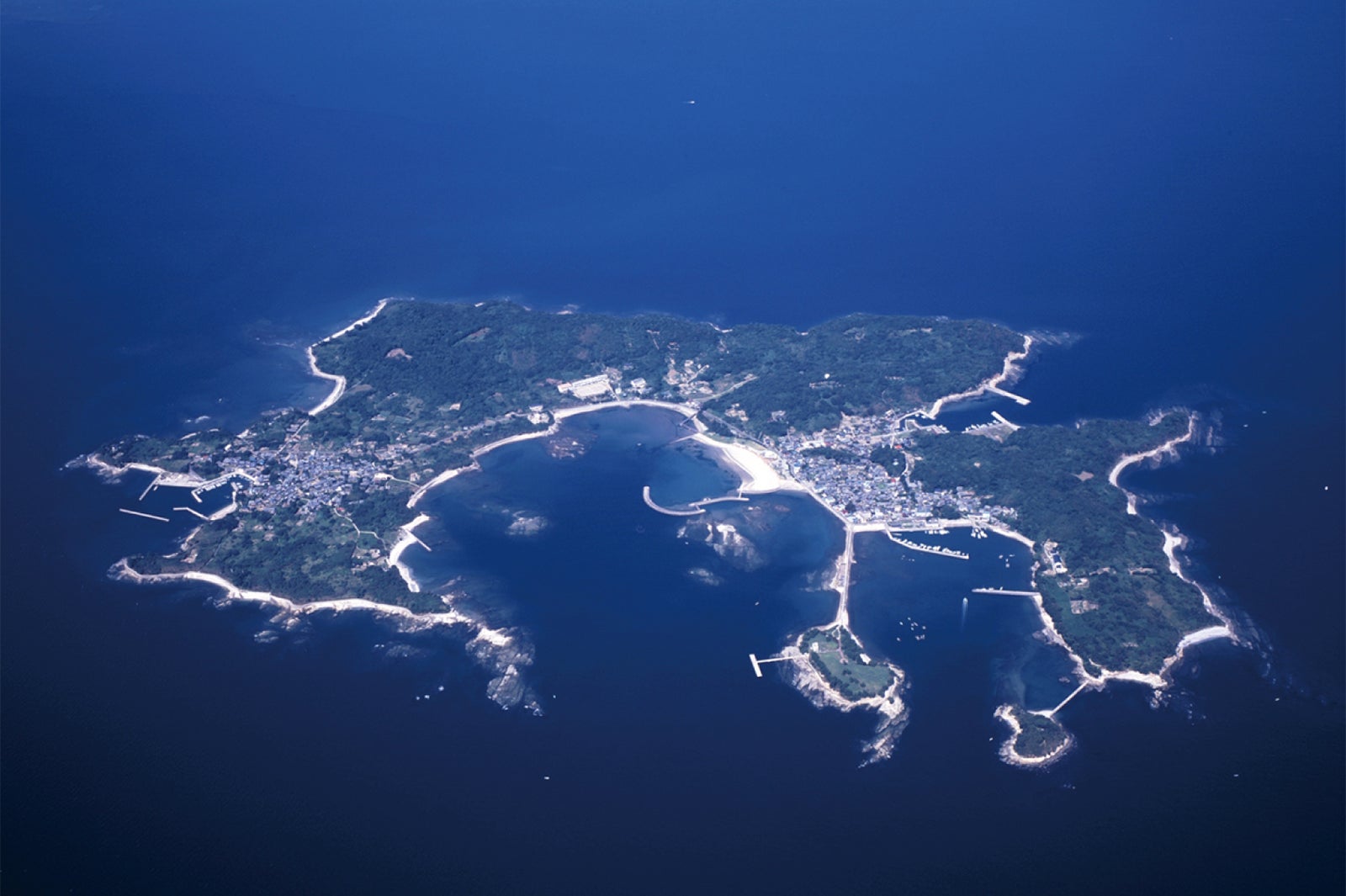 愛知県西尾市の三河湾に浮かぶ佐久島／画像提供：森の映画祭実行委員会