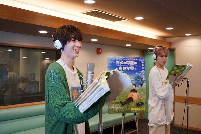 四谷真佑、栗田航兵 (C)2022 カメの甲羅はあばら骨製作委員会 (C)川崎悟司/SB クリエイティブ