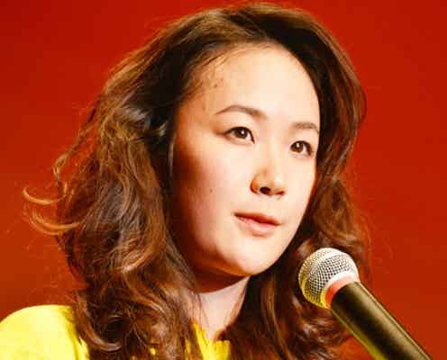 女優・黒木華、鮮やかドレスで授賞式に登場