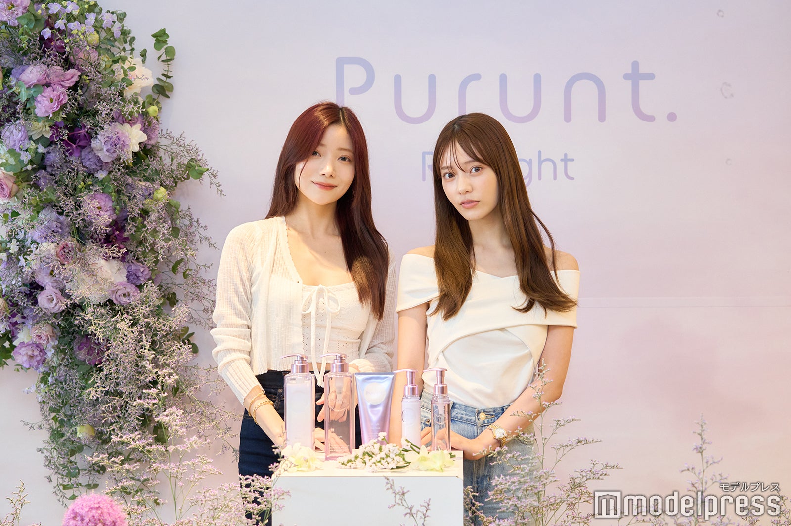 写真映えするフォトブース／（左から）まろん、藤田みりあ（C）モデルプレス