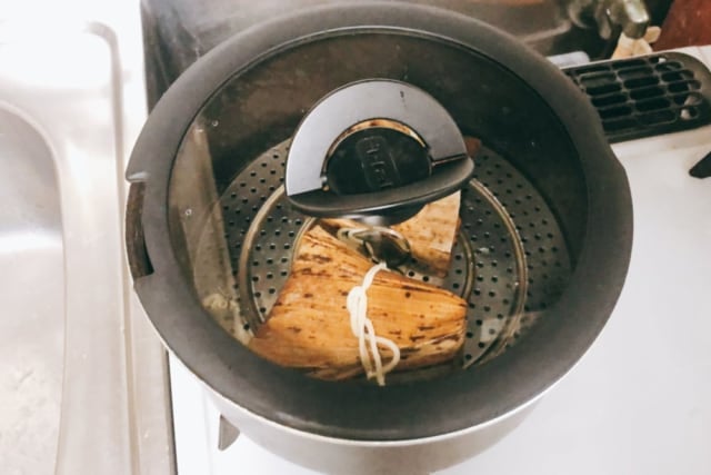 業務スーパーの豚ちまきをお鍋で蒸している状態