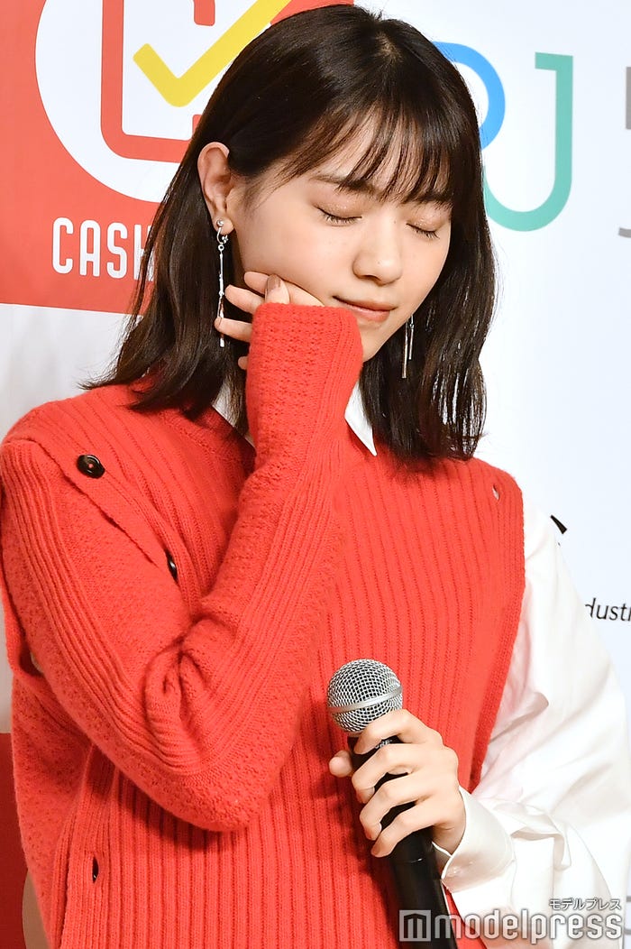 関西弁を披露し、恥ずかしくて顔がほてったのか、手で冷やす西野七瀬(C)モデルプレス