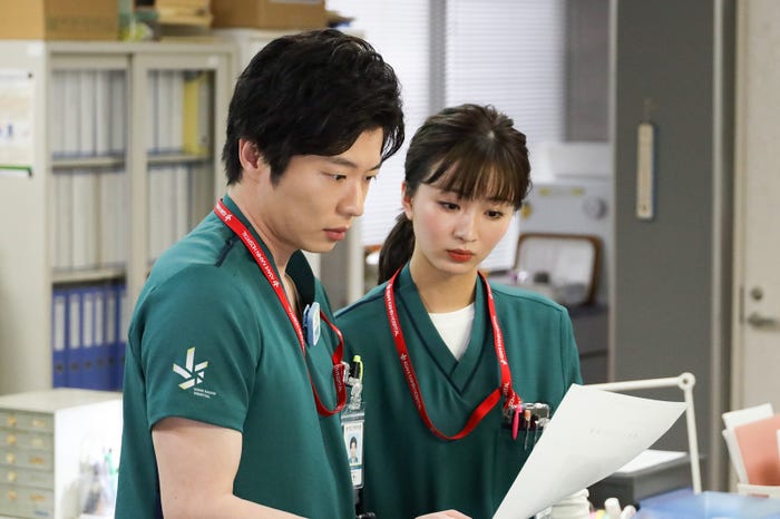 田中圭、岡崎紗絵「ナイト・ドクター」第2話より(C)フジテレビ