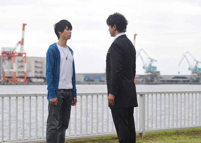 小原唯和(左)/ドラマ「執事 西園寺の名推理」より(C)テレビ東京