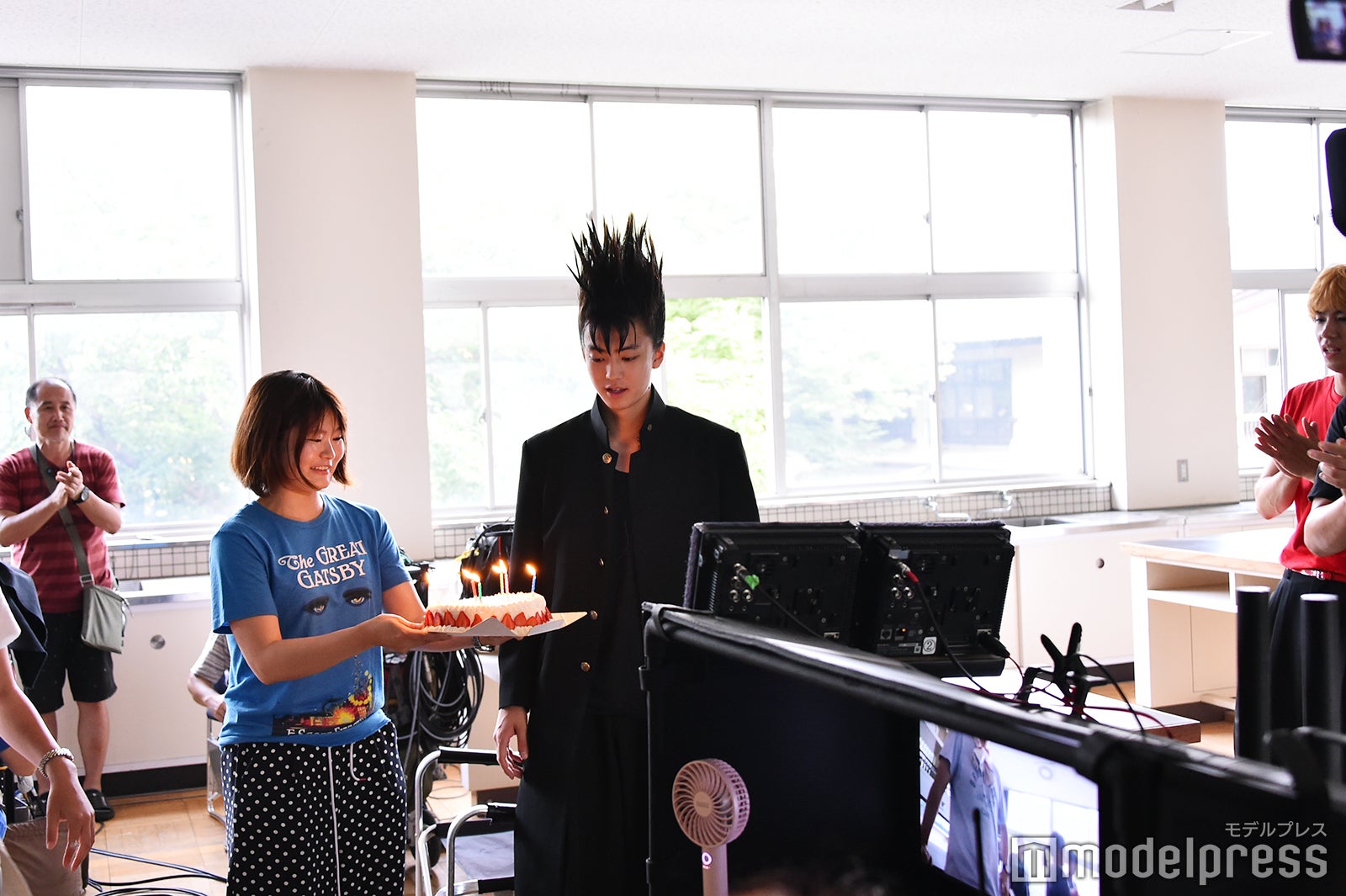 バースデーケーキで祝福される伊藤健太郎（C）モデルプレス