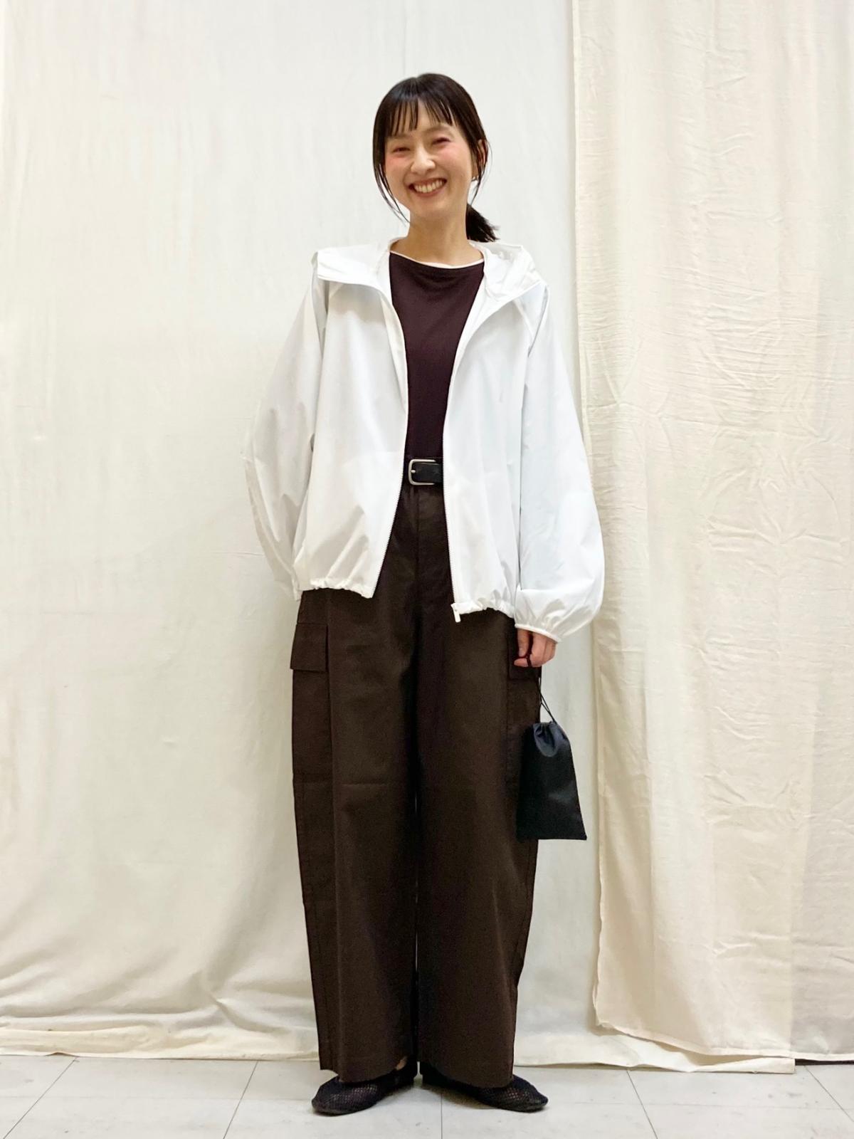 白アウターはどんな着こなしにも合わせやすく重宝します　出典：StyleHint