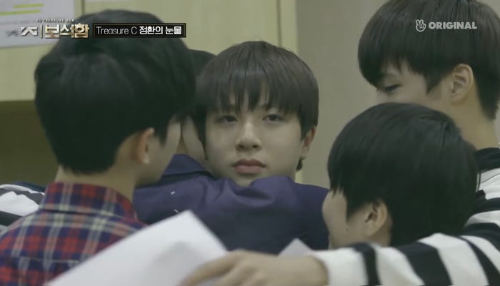 泣いてしまったソ・ジョンファンを慰めるTreasureCのメンバー /「YG宝石箱」公式YouTubeより