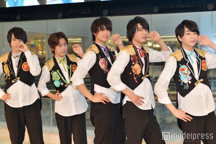 M!LK(左から)吉田仁人、山﨑悠稀、佐野勇斗、板垣瑞生、塩﨑太智(C)モデルプレス