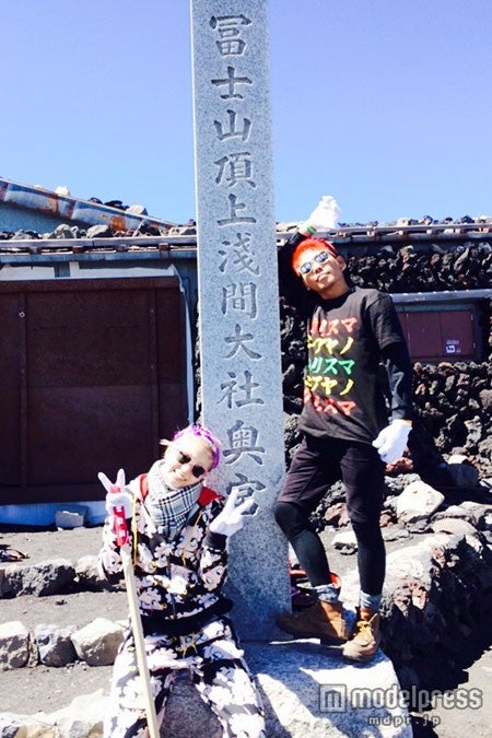 富士山登頂に成功したなつぅみとあっくん【モデルプレス】