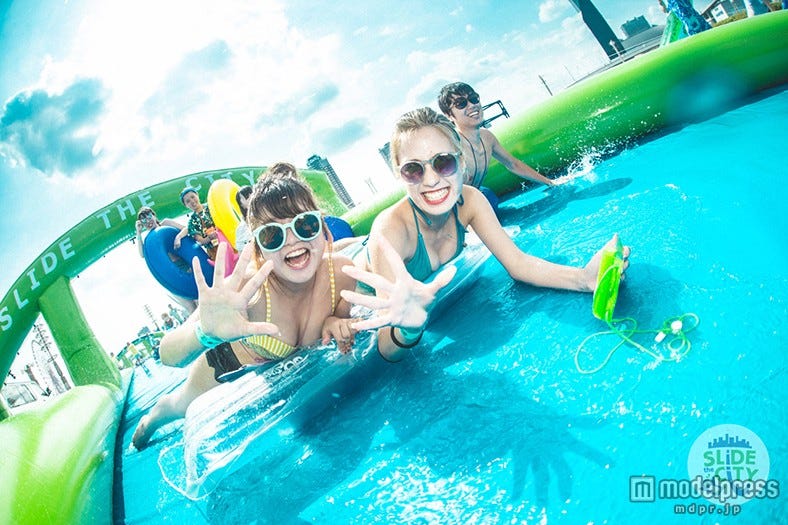 巨大ウォータースライダー九州初上陸 初の“公道封鎖ルート”で滑走