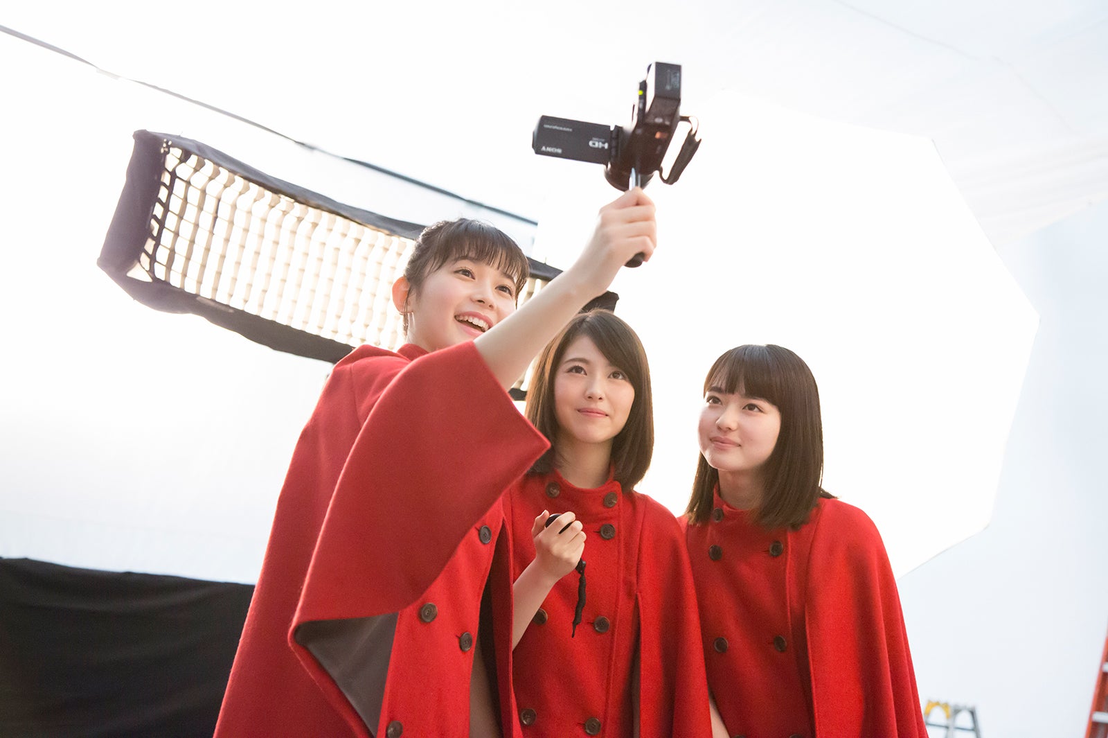 （左から）久間田琳加、浜辺美波、山田杏奈／新CMメイキングカット（提供画像）