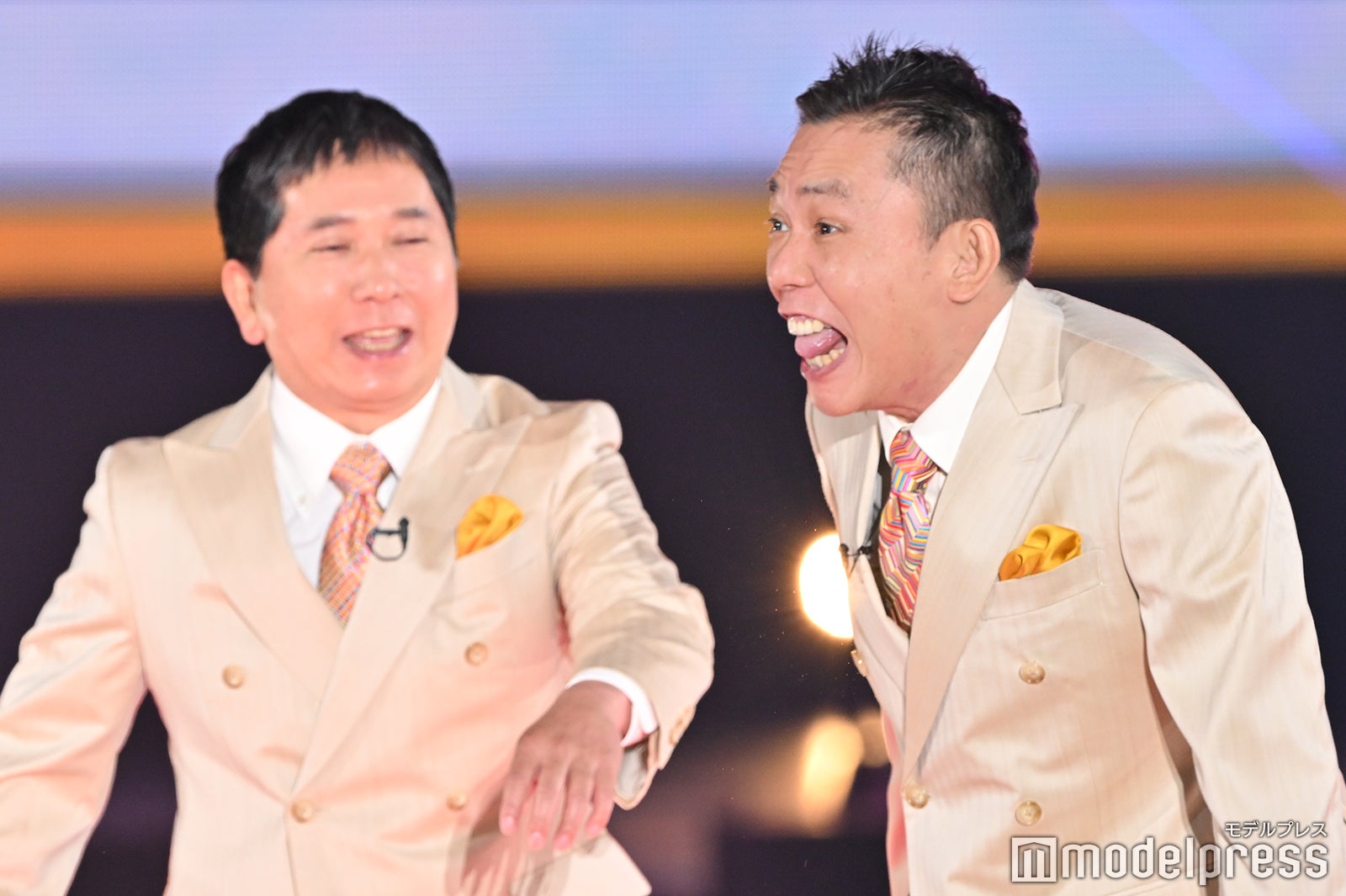 爆笑問題「ガルアワ」初出演でシークレット登場 ランウェイ爆走【GirlsAward 2024 S／S】