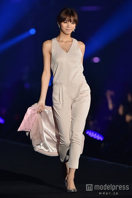 画像3 6 池田エライザ 美背中を大胆露出で大人の色気全開 Tgc北九州15 モデルプレス